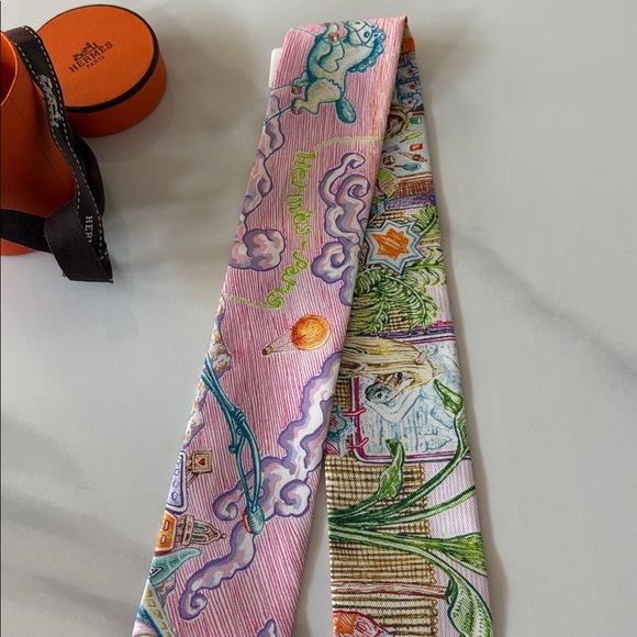 Brand new Hermes city of lights twilly pink rose violet